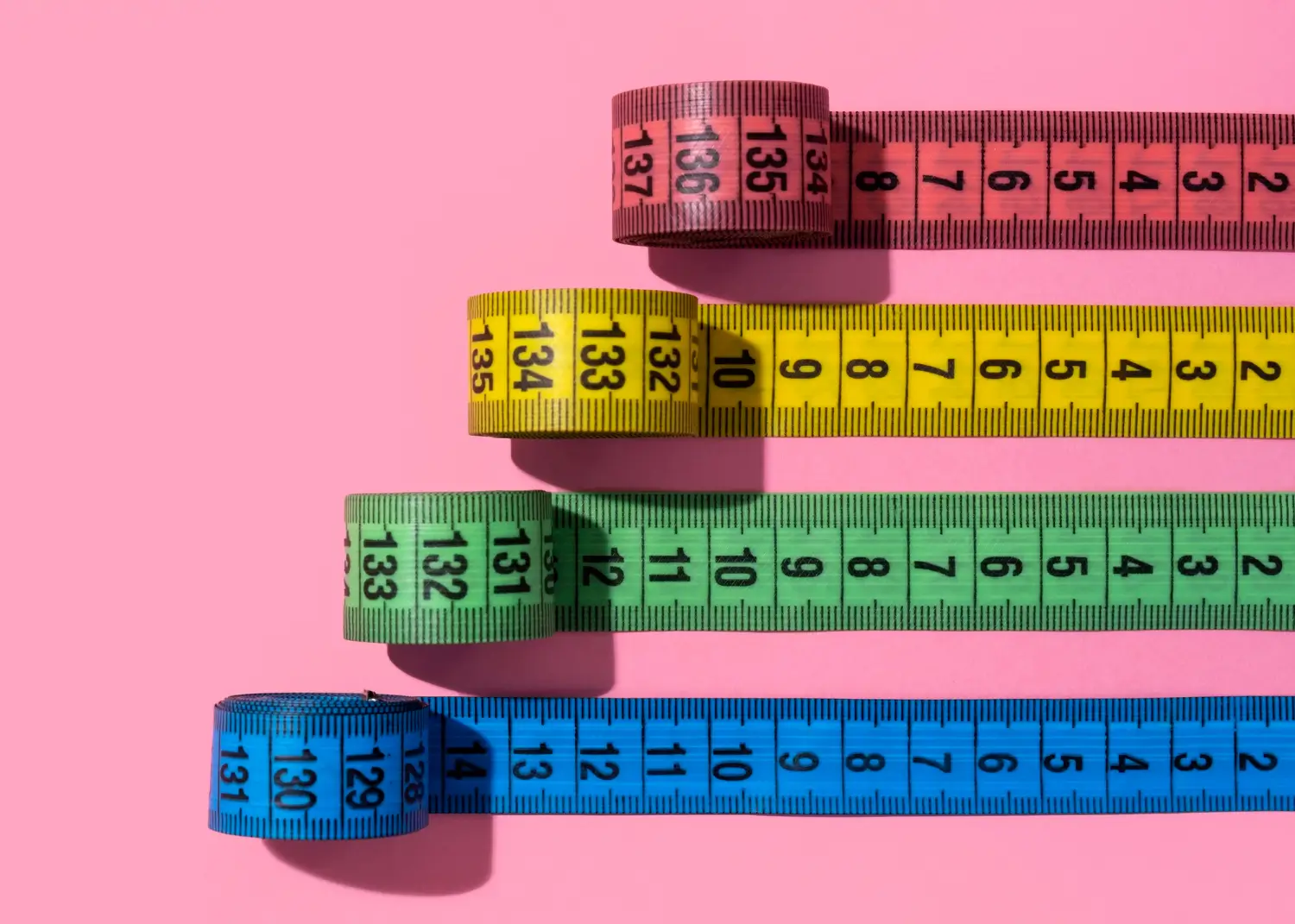 Ile centymetrów ma cal? Centymetry w różnych kolorach.