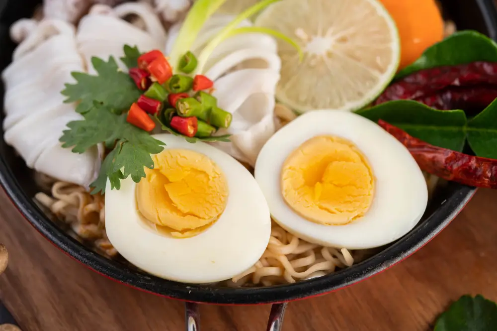 Potrawa z ugotowanymi jajkami